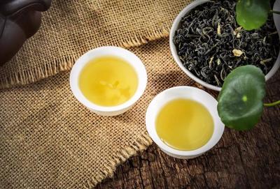 【投法▲来看看正确冲泡法!,夏季多饮绿茶】投法|茶叶|水温|时候|开水|紫砂|口感|_傻大方·悦读
