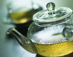 女生喝绿茶好还是喝红茶好