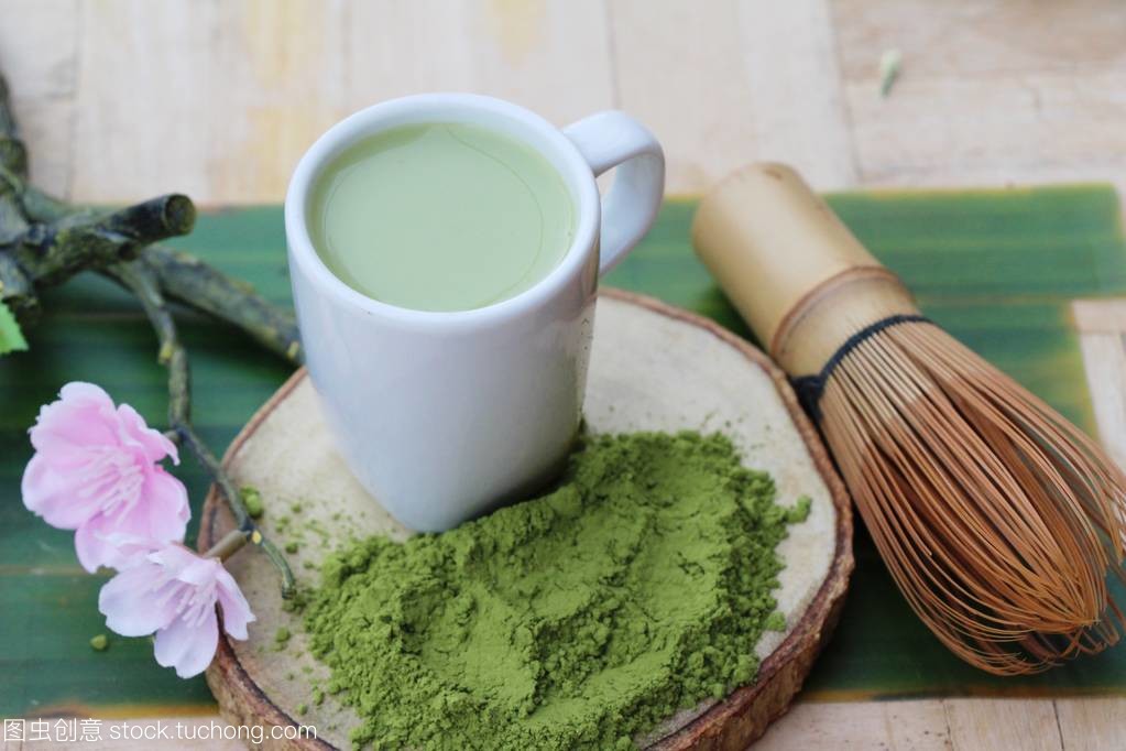 热的绿茶和抹茶粉