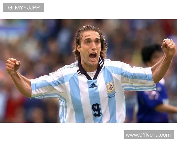 足球巨星年满三十二岁正值黄金时期迎来巅峰与挑战并存时刻