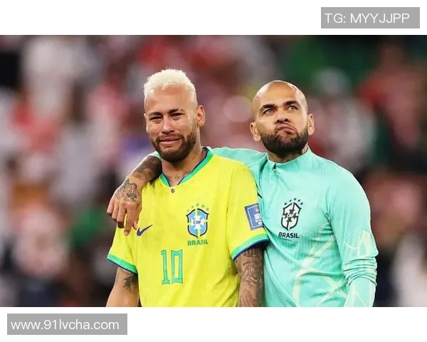 足球巨星温情时刻怀抱萌娃展现赛场之外的柔情一面