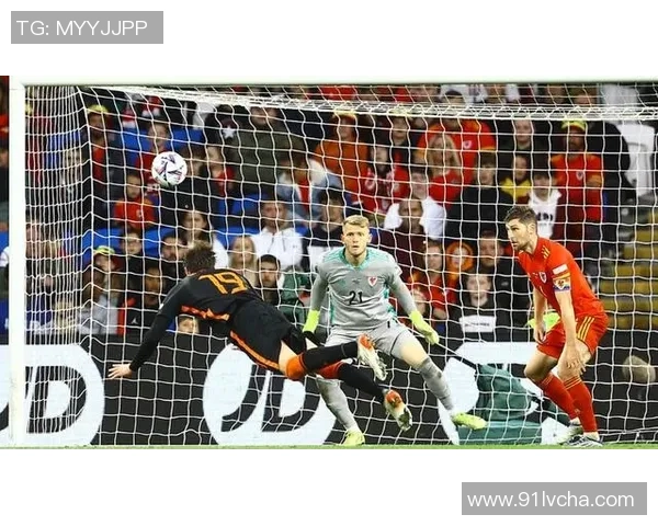 足球球星遭飞铲意外倒地瞬间痛苦表情令人心疼此役伤情引发关注 足球球星遭飞铲意外倒地瞬间痛苦表情令人心疼此役伤情引发关注